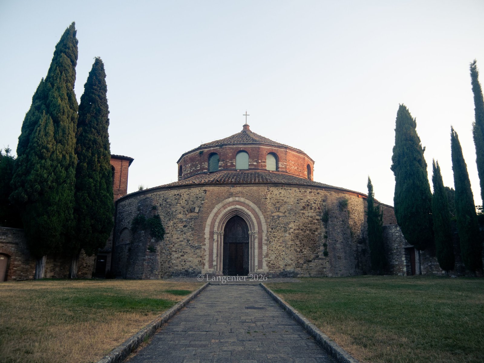 Église romane San Michele Arcangelo à Pérouse, ancien temple paléochristien entouré de cyprès, Ombrie, Italie