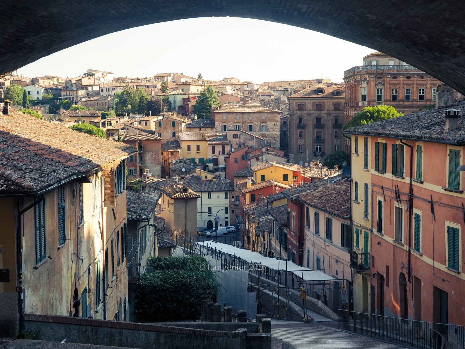 Vue sur les toits de la vieille ville de Pérouse depuis l'aqueduc médiéval, ruelles typiques d'Ombrie, Italie